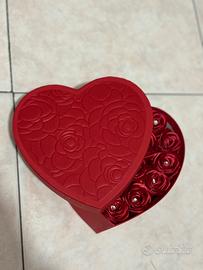 Scatola a cuore con rose. San valentino