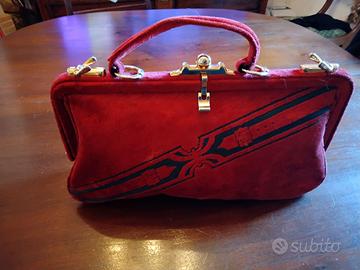 Borsetta rossa realizzata sull'iconica "Bagonghi