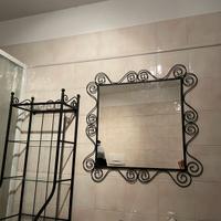 Specchio con cornice in ferro battuto