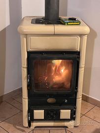 Stufa a legna Nordica in maiolica 8kw