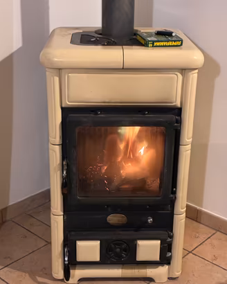 Stufa a legna Nordica in maiolica 8kw