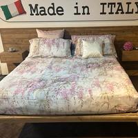 Letto in legno vecchio con effetto sospeso