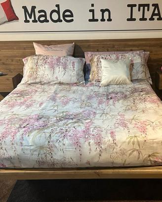 Letto in legno vecchio con effetto sospeso