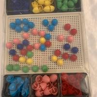 Gioco chiodini in plastica colorati