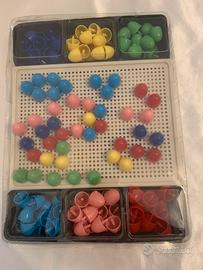 Gioco chiodini in plastica colorati