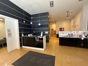 Attività / Licenza di 200 m² con più di 5 locali a