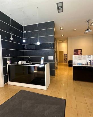 Attività / Licenza di 200 m² con più di 5 locali a
