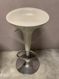 Sgabello da bar regolabile bianco con base cromata