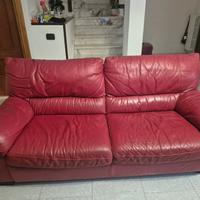 divano in pelle rosso con puffo 
