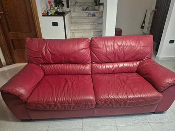 divano in pelle rosso con puffo 