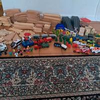 pista in legno con trenini, macchinine ecc