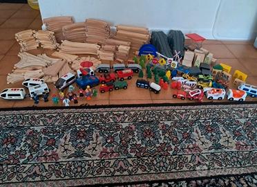 pista in legno con trenini, macchinine ecc