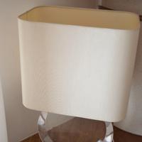 Lampada da tavolo con base circolare in plexiglass