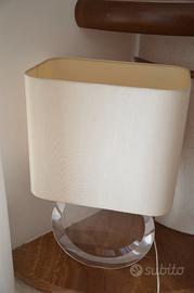 Lampada da tavolo con base circolare in plexiglass