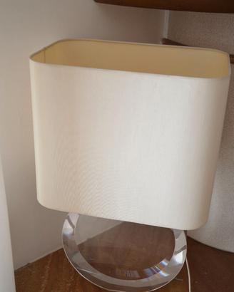 Lampada da tavolo con base circolare in plexiglass