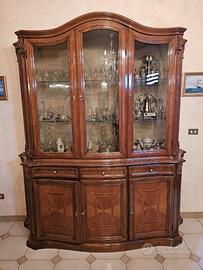 Grande cristalliera in legno con ante in vetro
