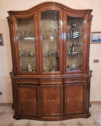 Grande cristalliera in legno con ante in vetro