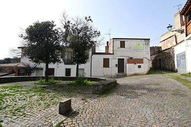 Casa indipendente bilivello affacciata su piazza