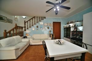 VILLA A SCHIERA CENTRALE A RIO SALICETO