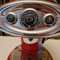 Macchina del caffè Illy rossa da revisionare