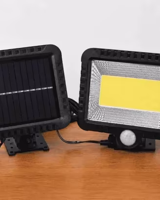 Faro LED Solare Esterno Sensore Movimento Nuovo