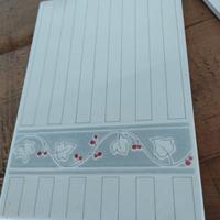 Piastrelle bianche con righe e decori