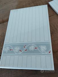 Piastrelle bianche con righe e decori