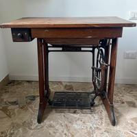 Antica macchina da cucire a pedale Singer, anni 40