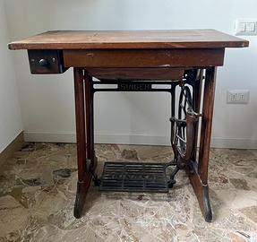 Antica macchina da cucire a pedale Singer, anni 40