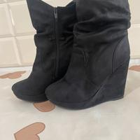 Stivali neri tronchetti scamosciati