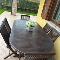 Tavolo con 6 sedie , 2 lettini e carrello