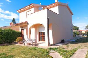 Villa caposchiera trilivelli con ampio giardino