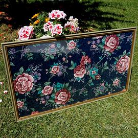 Quadro con rose su tessuto di raso