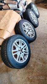 Cerchi in lega Ford da 16 con gomme invernali