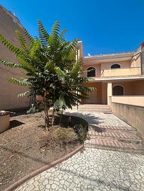 Villa su due livelli con ampio giardino