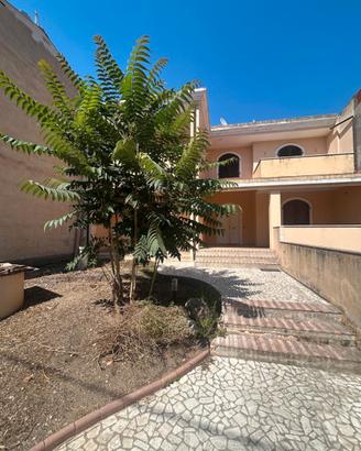 Villa su due livelli con ampio giardino