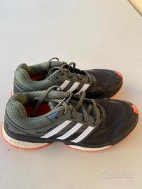 Scarpe Adidas n. 39 e un quarto