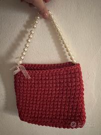 Borsa rossa con manico di perle