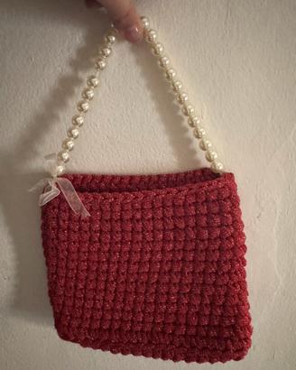 Borsa rossa con manico di perle