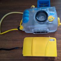 macchina fotografica con custodia subacquea