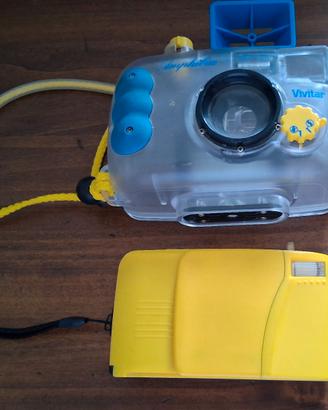 macchina fotografica con custodia subacquea