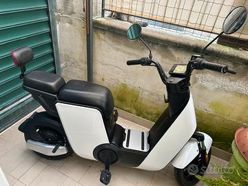 bicicletta elettrica con pedalata assistita