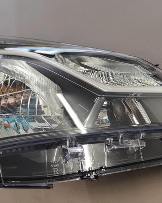 Faro Toyota Yaris anteriore dx (lato passeggero)