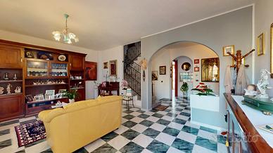 Villa a schiera 3 livelli con 2 cortili