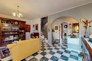 Villa a schiera 3 livelli con 2 cortili