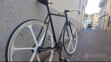 Bicicletta scatto fisso