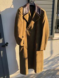 Cappotto militare lungo con collo in similpelle