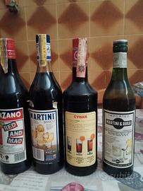 bottiglie vintage di liquore italiano 