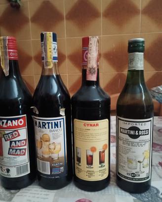 bottiglie vintage di liquore italiano 