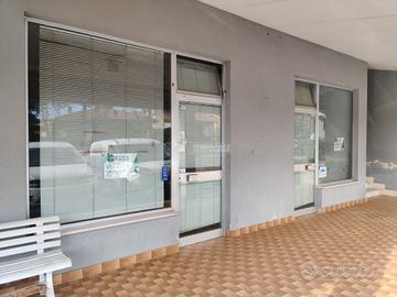 Ampio locale commerciale in posizione servita.